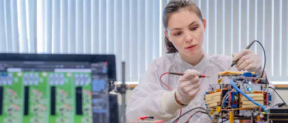 Students doing research on how to validate and improve space debris models within the first comprehensive and multidisciplinary training concept of Department of Aerospace and Geodesy.